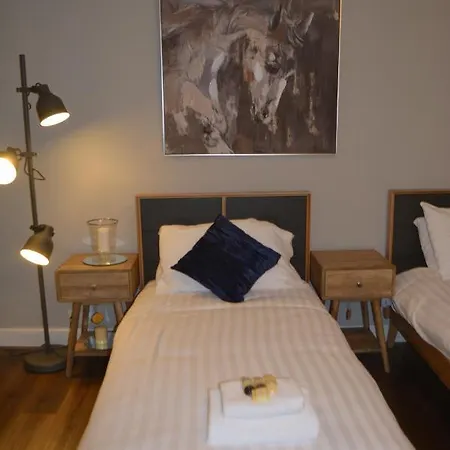 Luxury In - Sleeps -5 , Free Parking , Casa vacanze