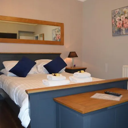 Luxury In - Sleeps -5 , Free Parking ,