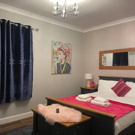 Luxury In - Sleeps -5 , Free Parking ,